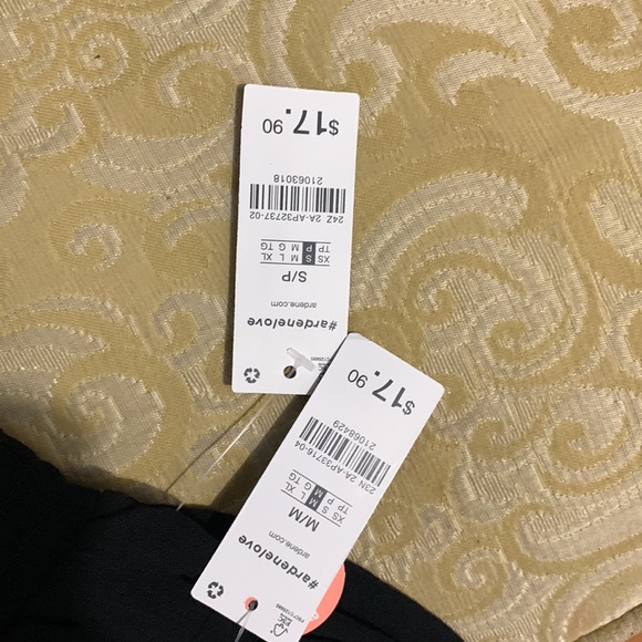 Wrinkle material pant set with crop top. It can b adjust with a back knot - Picture 6 of 6